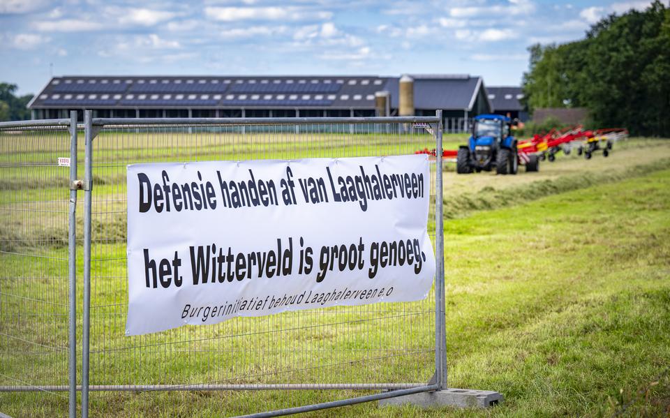 Boeren in Laaghalerveen protesteren met spandoeken tegen de uitbreiding van Foto: oefenterrein De Haar.