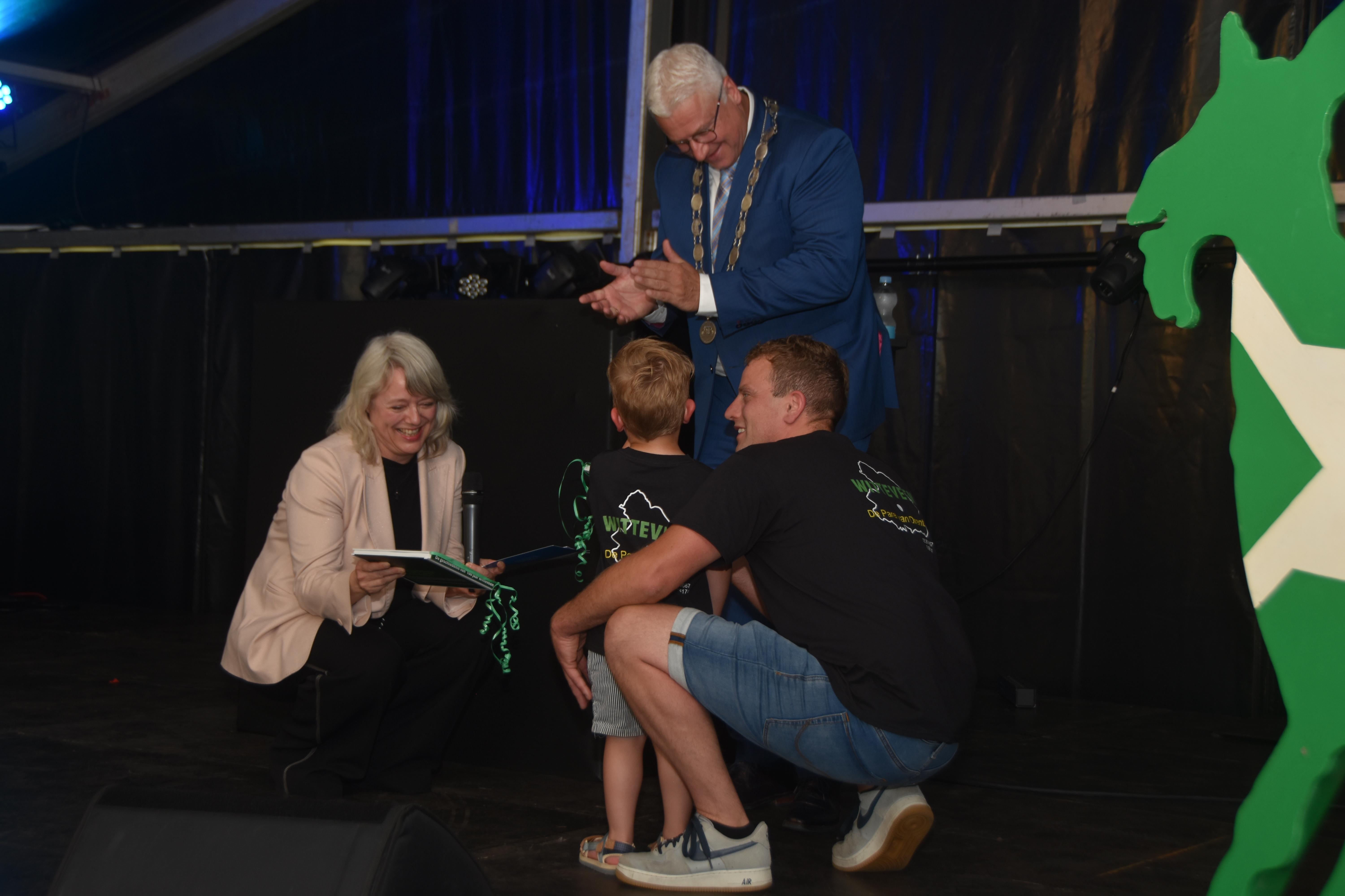 De kop is eraf. Feest in Witteveen begint met boekpresentatie en kleurrijke optocht