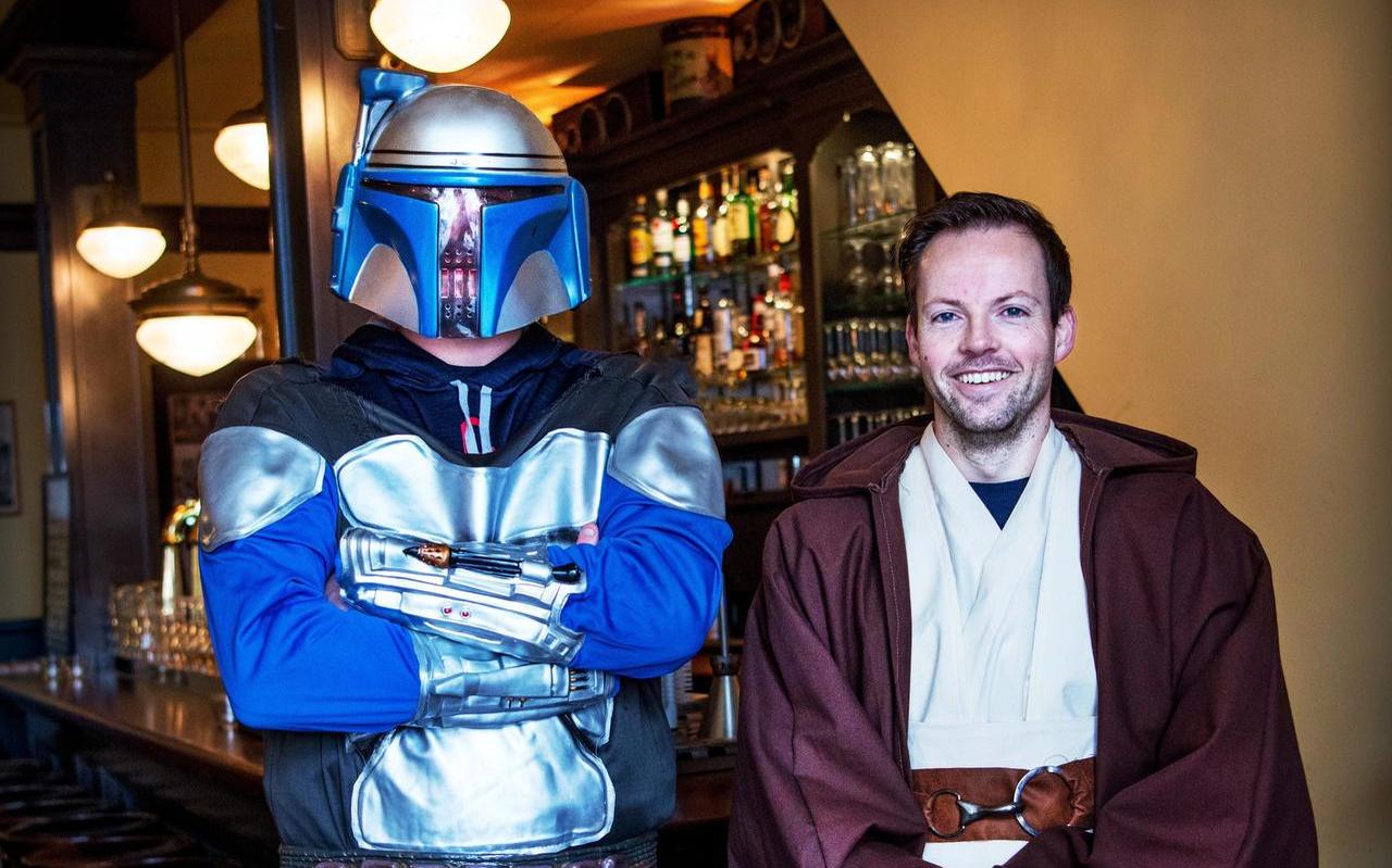 Zo staan de koks Bob (l) en Michael vandaag tijdens de Star Wars Experience Groningen achter de pannen in eetcafé 't Koetshuys. Zo staan de koks Bob (l) en Michael vandaag tijdens de Star Wars Experience Groningen achter de pannen in eetcafé 't Koetshuys.