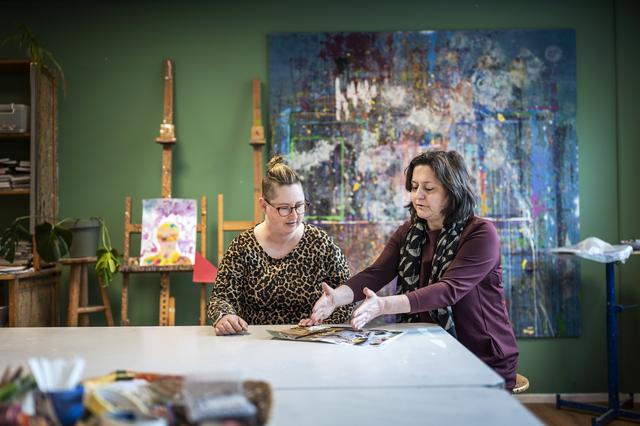 Jacoline (35) woont in de GGZ-instelling in Assen en laat zien dat kunst helend werkt: ‘Het is mijn 