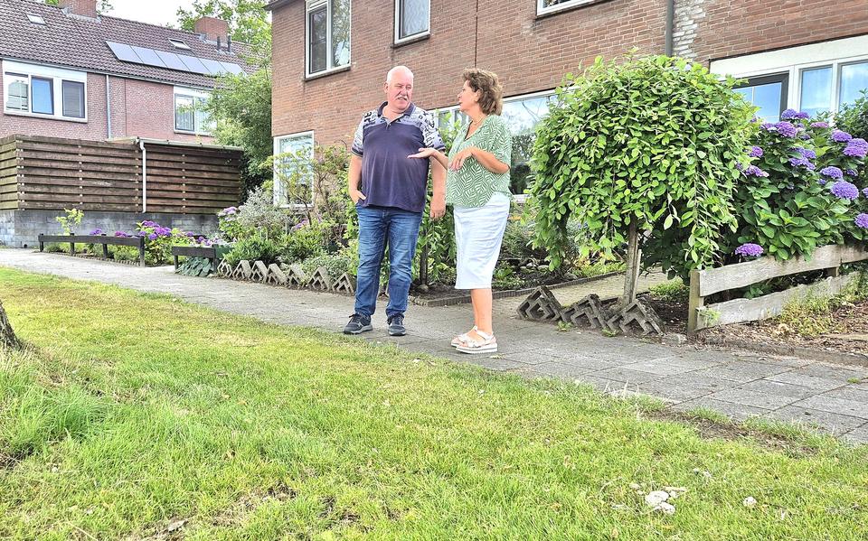 Martin en Yolanda Fiselier zijn klaar met de rioolproblemen in hun straat. Op het gras zijn nog verdroogde drollen te zien na de overstroming van maandag.