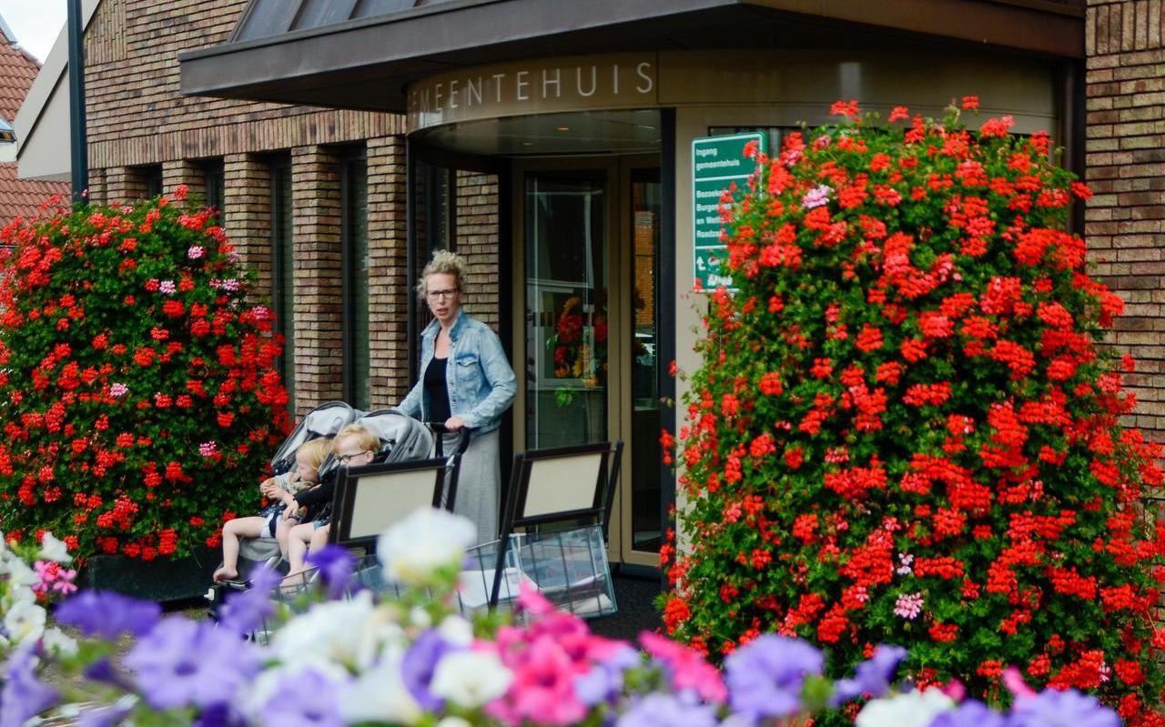 Personeel van de gemeente Noordenveld heeft afgelopen weekend doorgewerkt om de uitkeringen op tijd uit te kunnen betalen. Personeel van de gemeente Noordenveld heeft afgelopen weekend doorgewerkt om de uitkeringen op tijd uit te kunnen betalen.