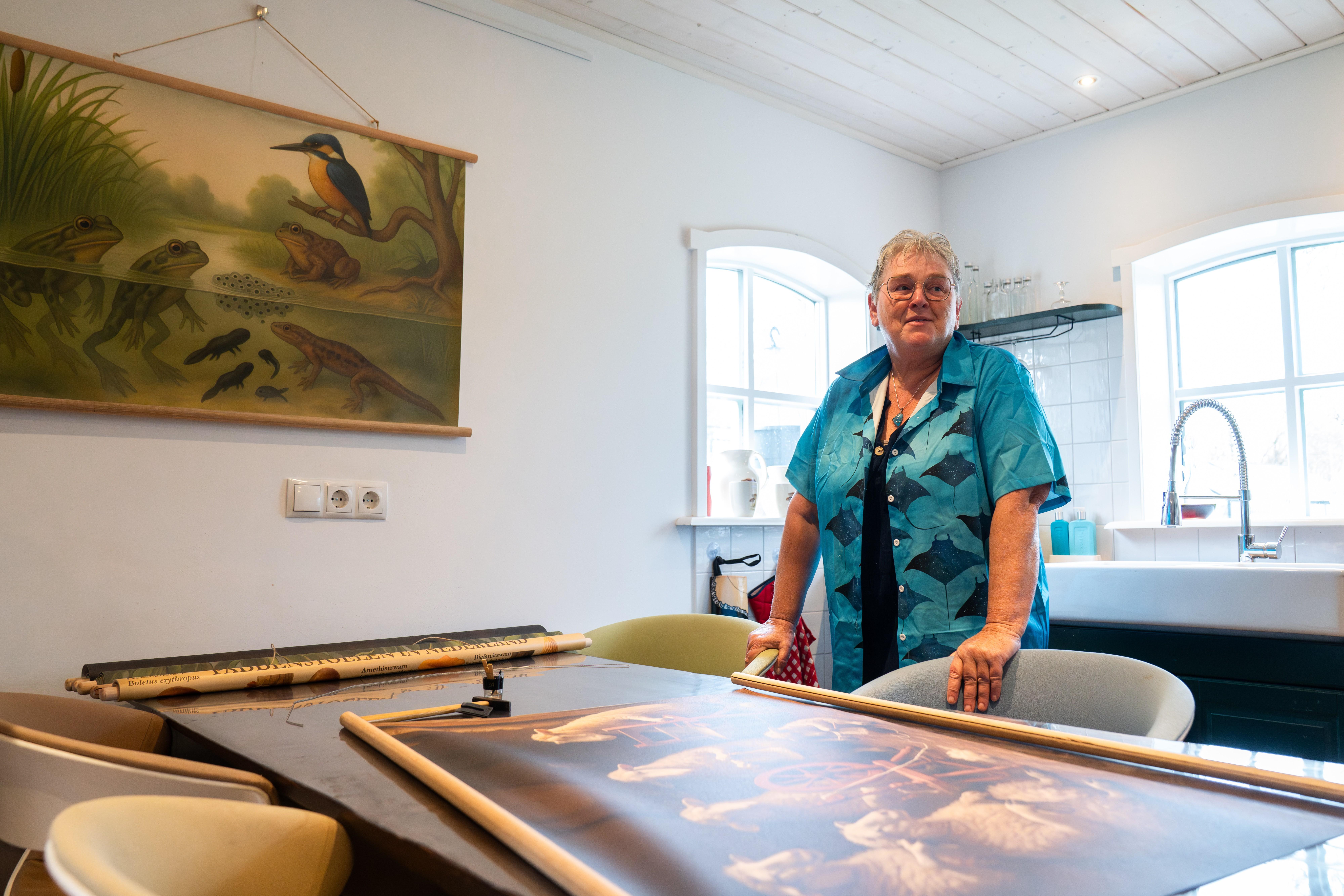 Nostalgie met een knipoog: Jolanda (68) uit Meppen blaast oude schoolplaten nieuw leven in