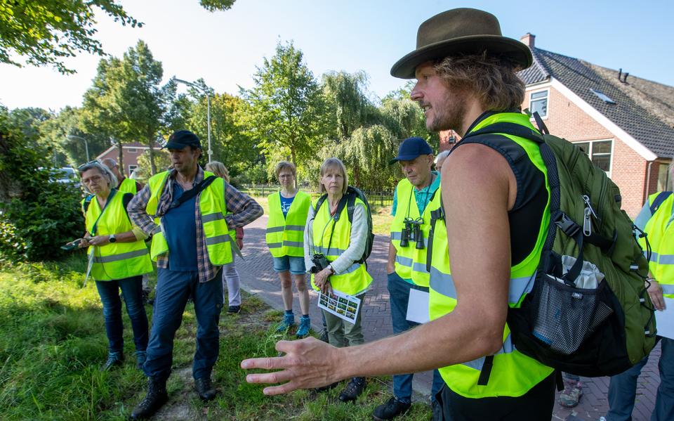 Willem Bosma (met hoed) legt een groep deelnemers van de boerenlandvlindersexcursie in Gieten uit hoe je vlinders moet tellen.
