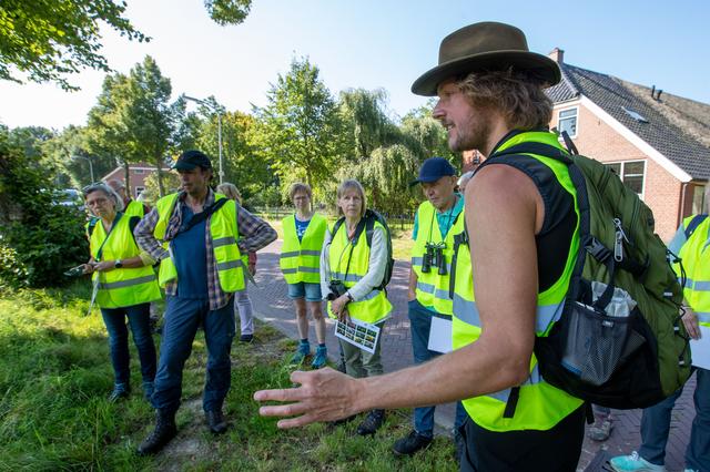 Op vlinderexcursie in Zwiggelte. Vrijwilligers kunnen helpen door vlinders te tellen langs wandel- e