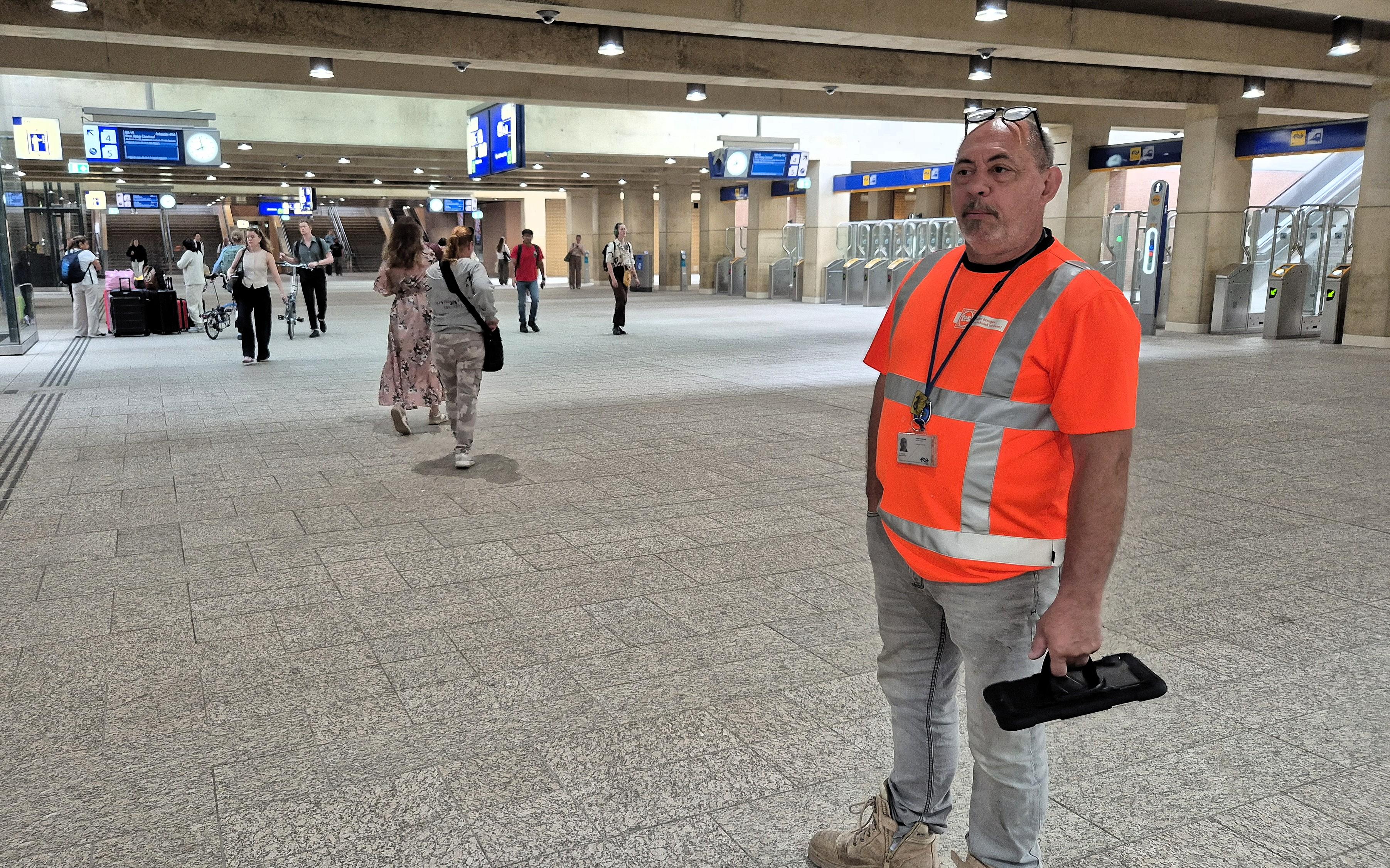 Reizigers op Hoofdstation Groningen teleurgesteld in Oranje: ‘Kater weggespoeld, nu ga ik slapen’