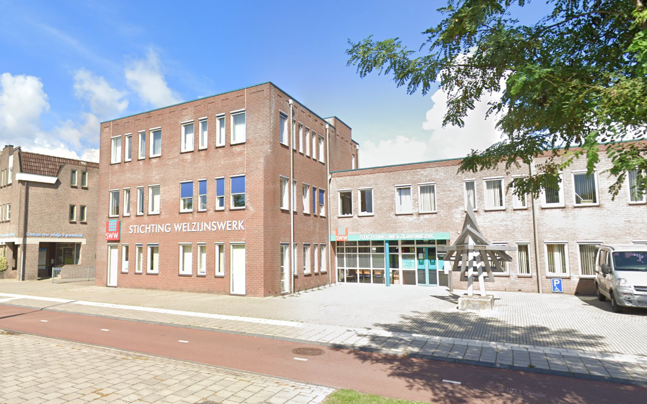 Het gebouw aan het Haagje van Stichting Welzijnswerk in Hoogeveen zit nog maanden dicht na een grote lekkage.