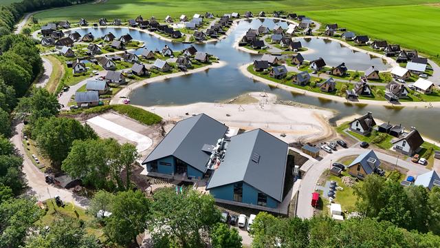 Marijke (46) bouwt beachclub voor beleggers in Westerbork eigenhandig af: ‘Instagram-waardig’