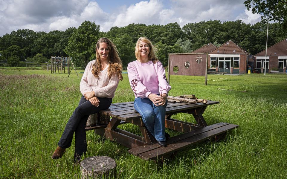 Directeur Marjan Kolk (rechts) strijdt samen met Fieke Meindertsma, ouder van een van de leerlingen, voor de toekomst van Brede Basisschool De Verwondering in Alteveer.