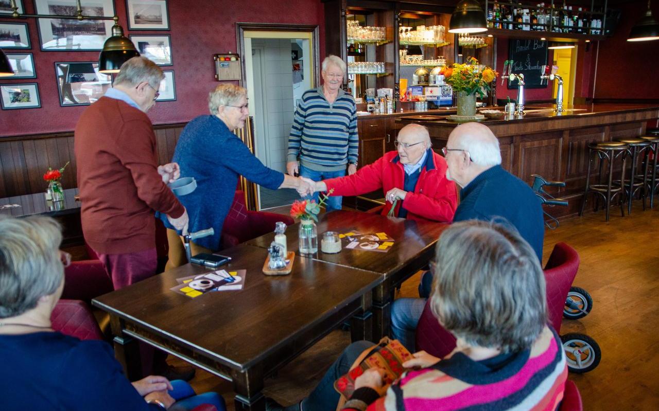 Ouderen treffen elkaar op woensdagochtend in café Ensing in Peize. Ouderen treffen elkaar op woensdagochtend in café Ensing in Peize.