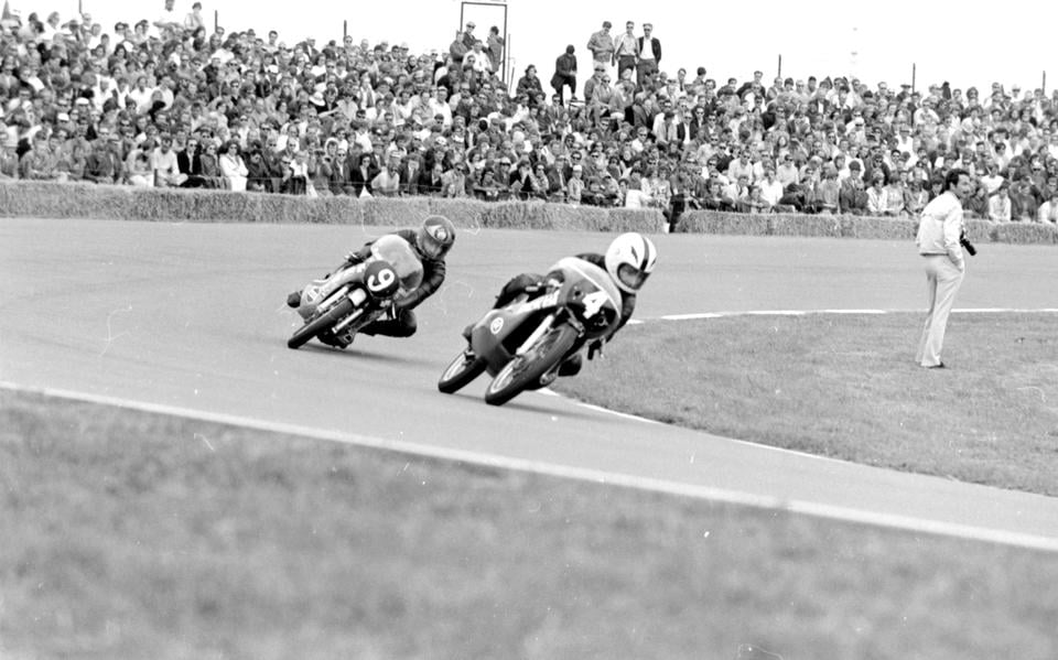 Angel Nieto (nummer 4) neemt tijdens de TT van 1971 de Strubbenbocht, op de hielen gezeten door Barry Sheene. Nieto wist tussen 1970 en 1984 vijftien TT-overwinningen te boeken, waarmee hij recordhouder is.