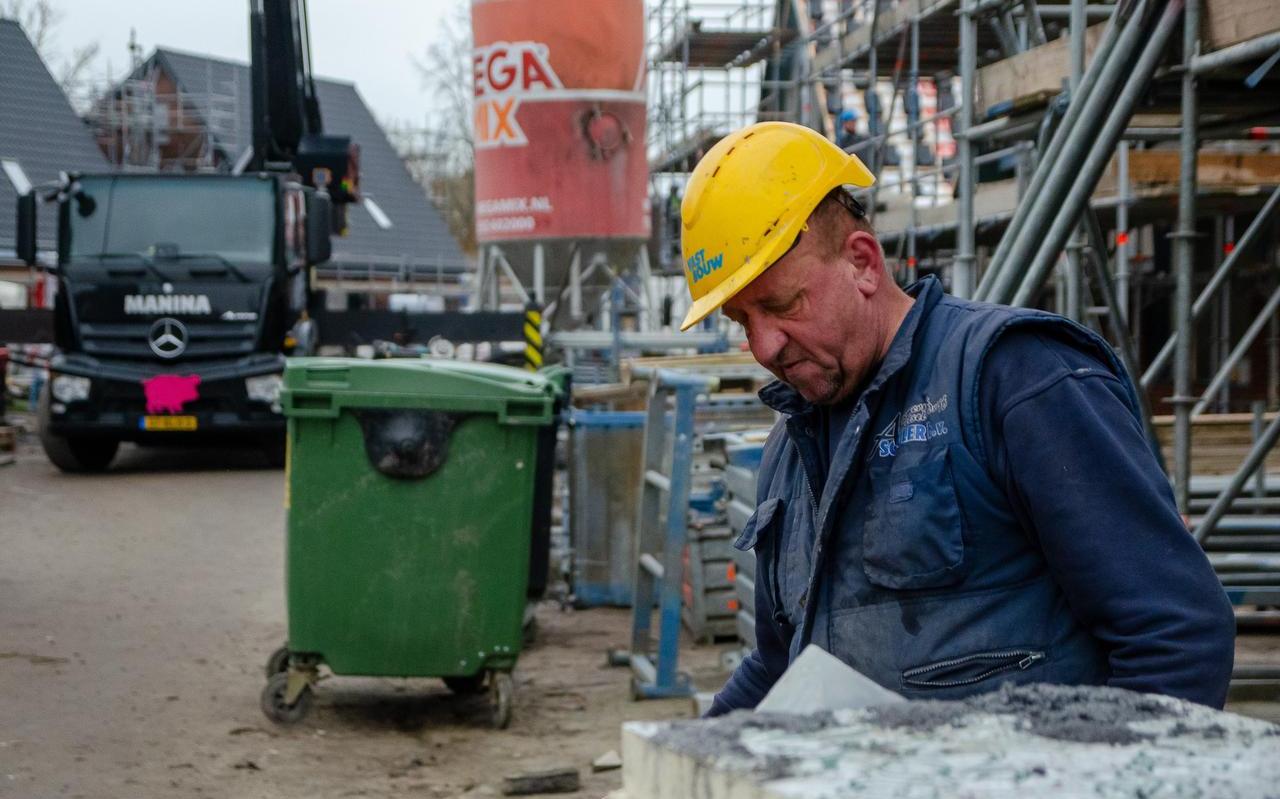 De koude wind deert Ibrahim Sief niet. Met zijn blote handen metselt hij de huizen in Nieuw-Roden op. De koude wind deert Ibrahim Sief niet. Met zijn blote handen metselt hij de huizen in Nieuw-Roden op.