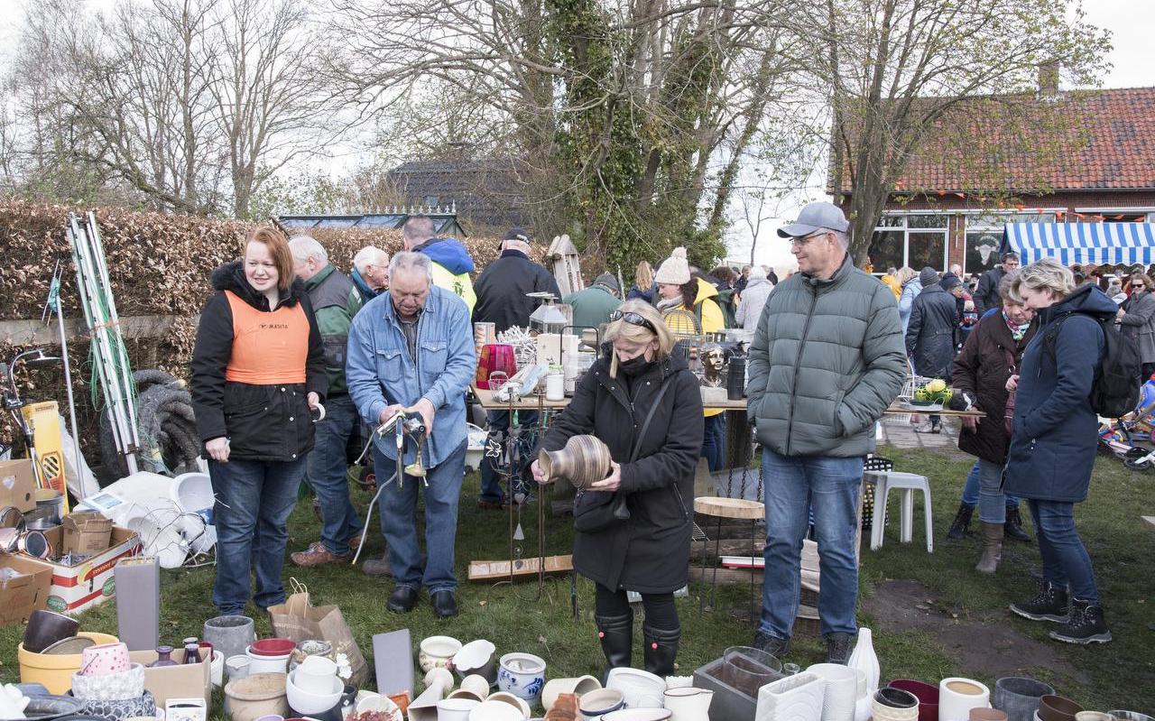 Volop publiek op het schoolplein van De Flint. Volop publiek op het schoolplein van De Flint.
