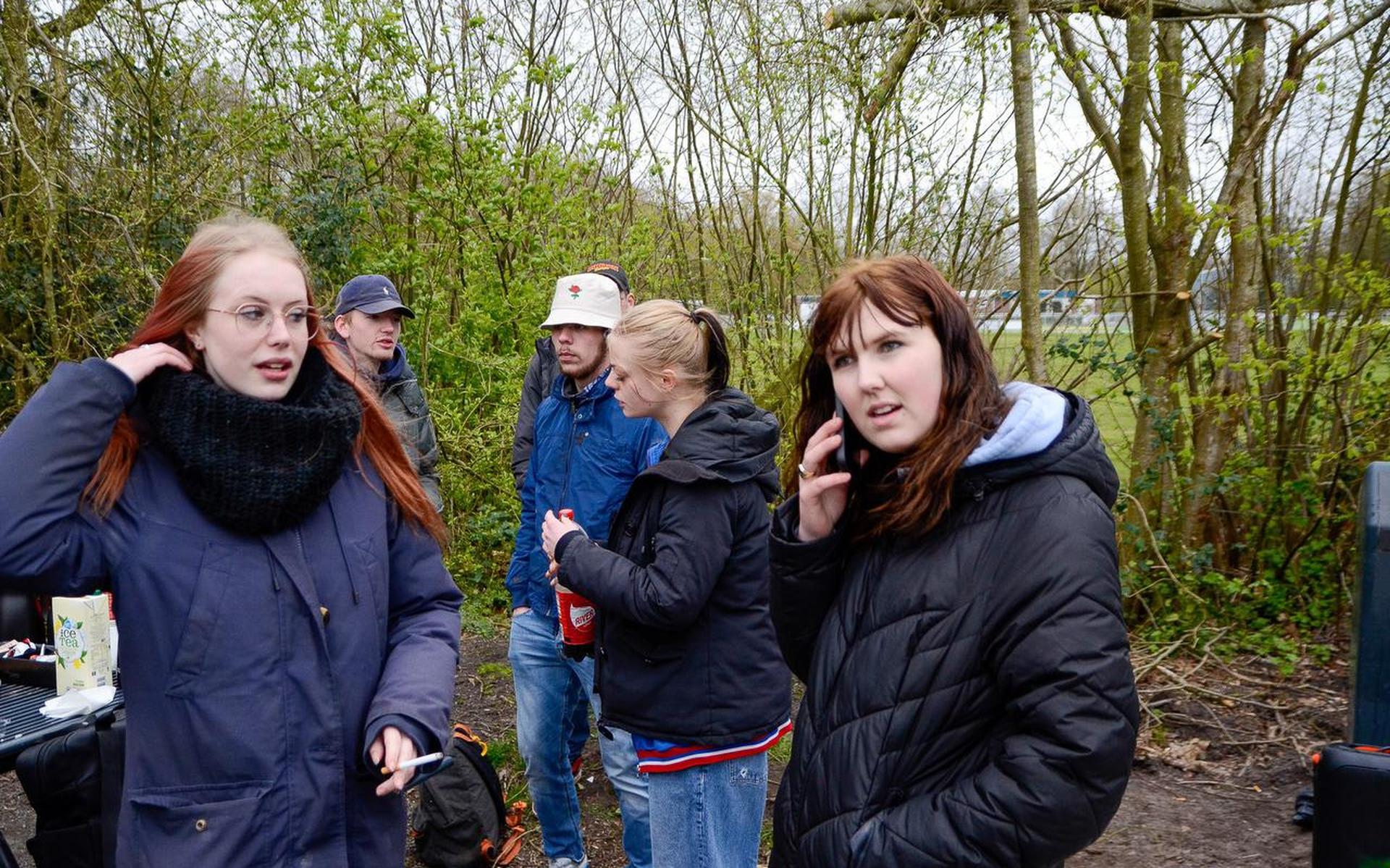 Jongeren bij de opening van de Kjoep aan de Zijpendaal in Roden.