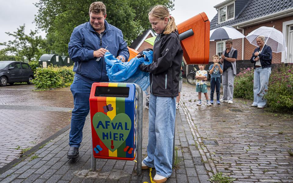 Sanne onthult de beschilderderde prullenbak samen met wethouder Robert Meijer.