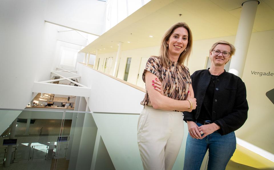 Roos Jelier, directeur van CMO/Stamm (links) en onderzoekster Femke de Haan van Sociaal Planbureau Groningen en Trendbureau Drenthe.