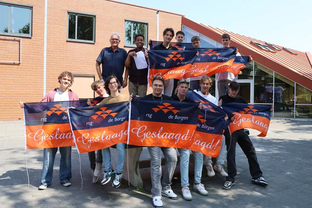 Historisch moment in Roden: Ronerborg reikt eerste havo-diploma’s uit