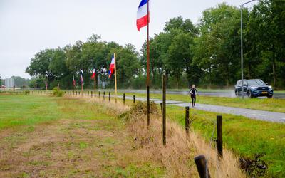 Er wapperen 50 omgekeerde vlaggen langs de N372 in Roden.
