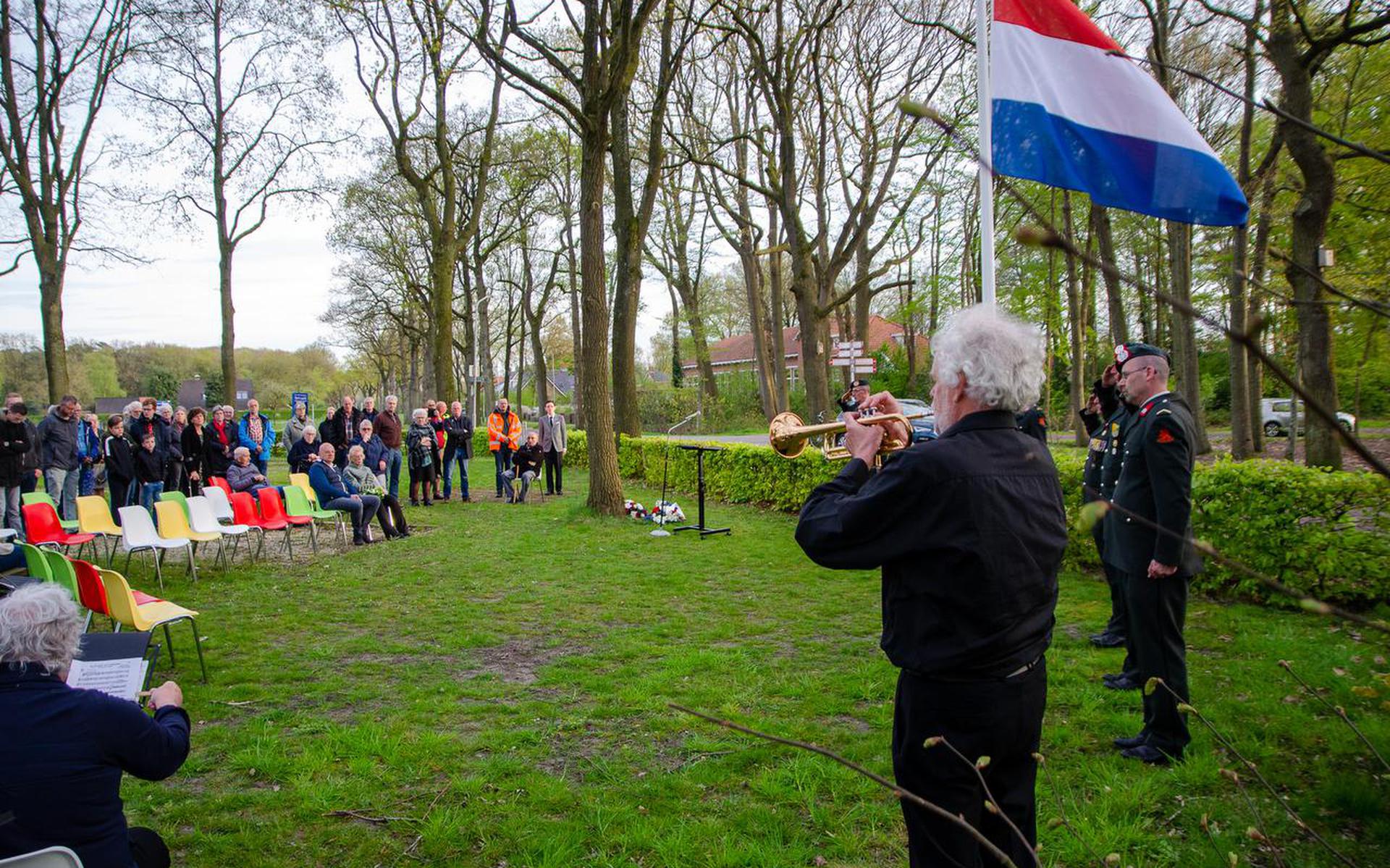 Jan Huizing van muziekvereniging Noordenveld speelt de Taptoe.