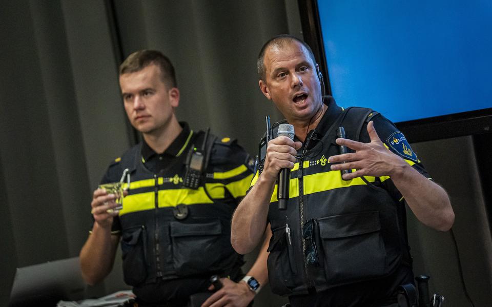 Digitaal rechercheur Leon (l) en wijkagent Sander praten de burgers bij over digitale fraude en nepagenten.
