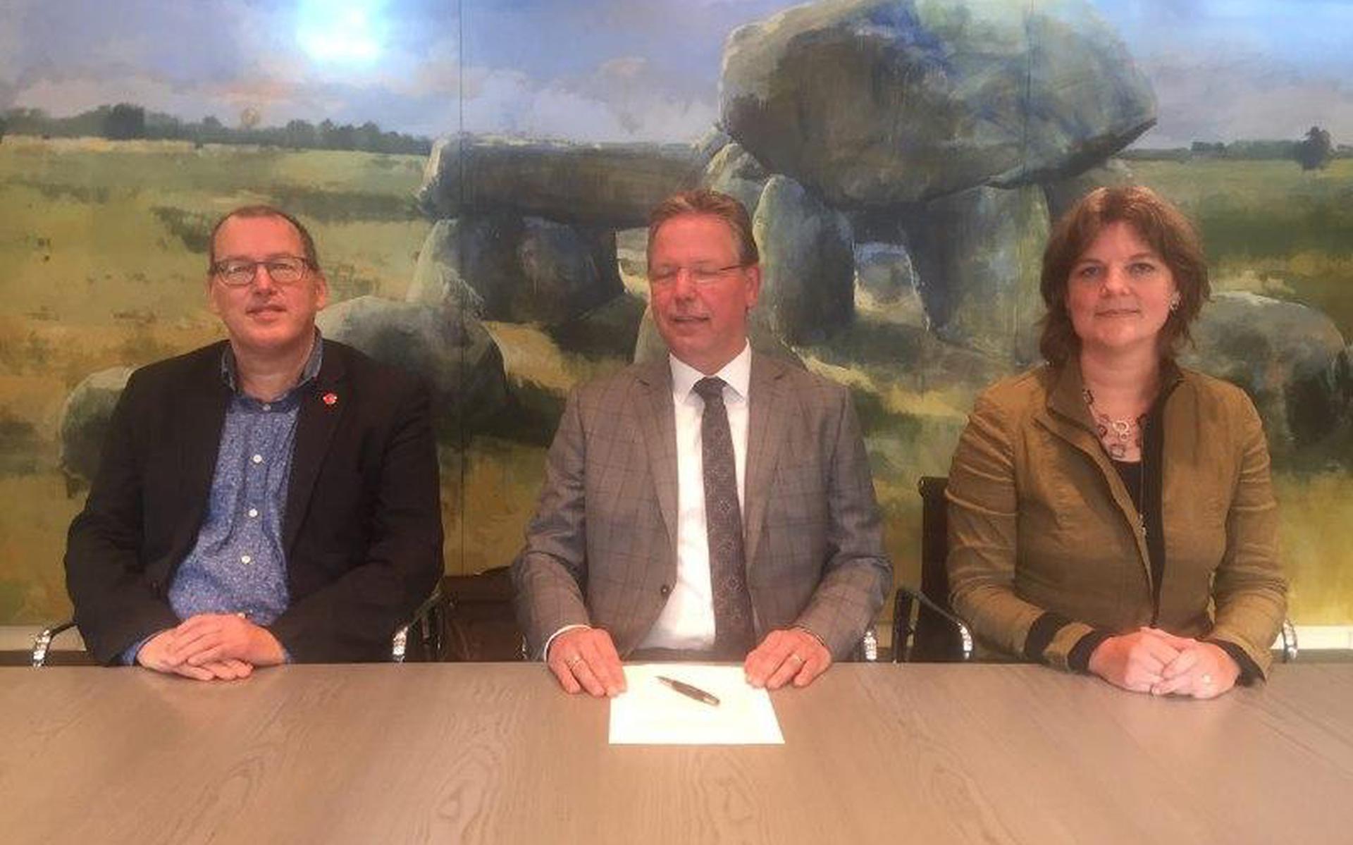 Statenleden Moinat (SP),  Baltes (VVD), Meeuwissen (VVD) tijdens de persconferentie waar de naam van de nieuwe commissaris van de Koning bekend is gemaakt