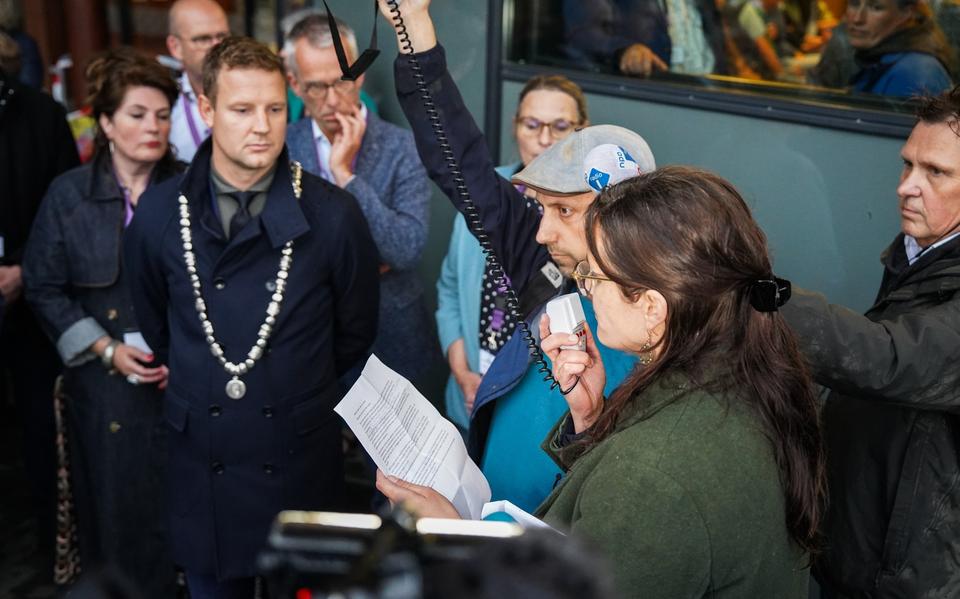 Evelien van Soldt biedt een petitie aan aan burgemeester Jouke Spoelstra van Westerveld. Naast haar Rieuwert de Haan. Daarnaast Geke Kiers en Frank Foreman.