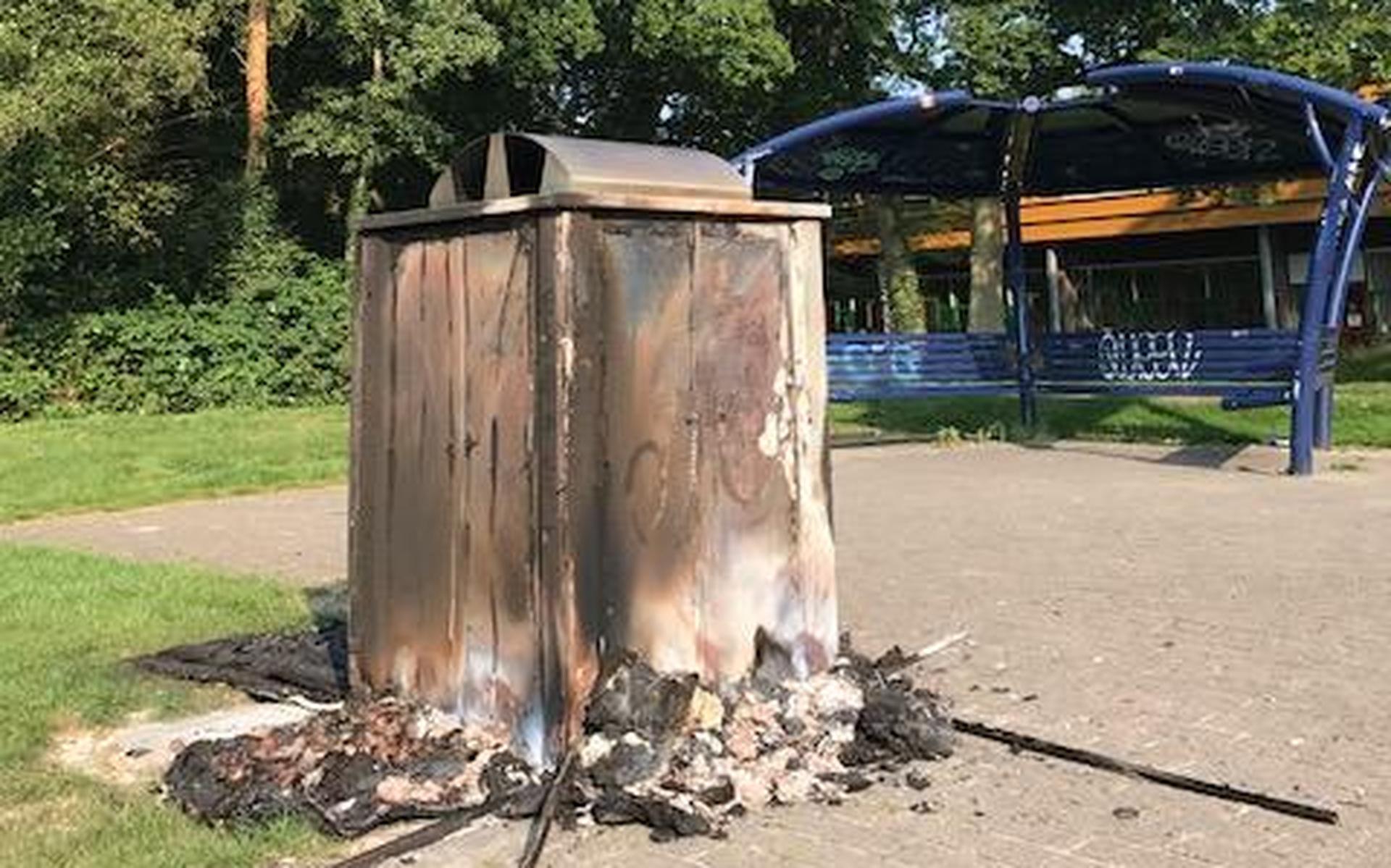 Drama hangjongeren Bargeres: brand blakert fraaie afvalbak