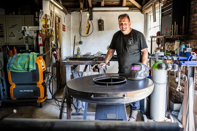 Otto (58) uit Blijham maakt van de plancha een regelrechte BBQ-hit: ‘We verkopen ze tot in Brabant’