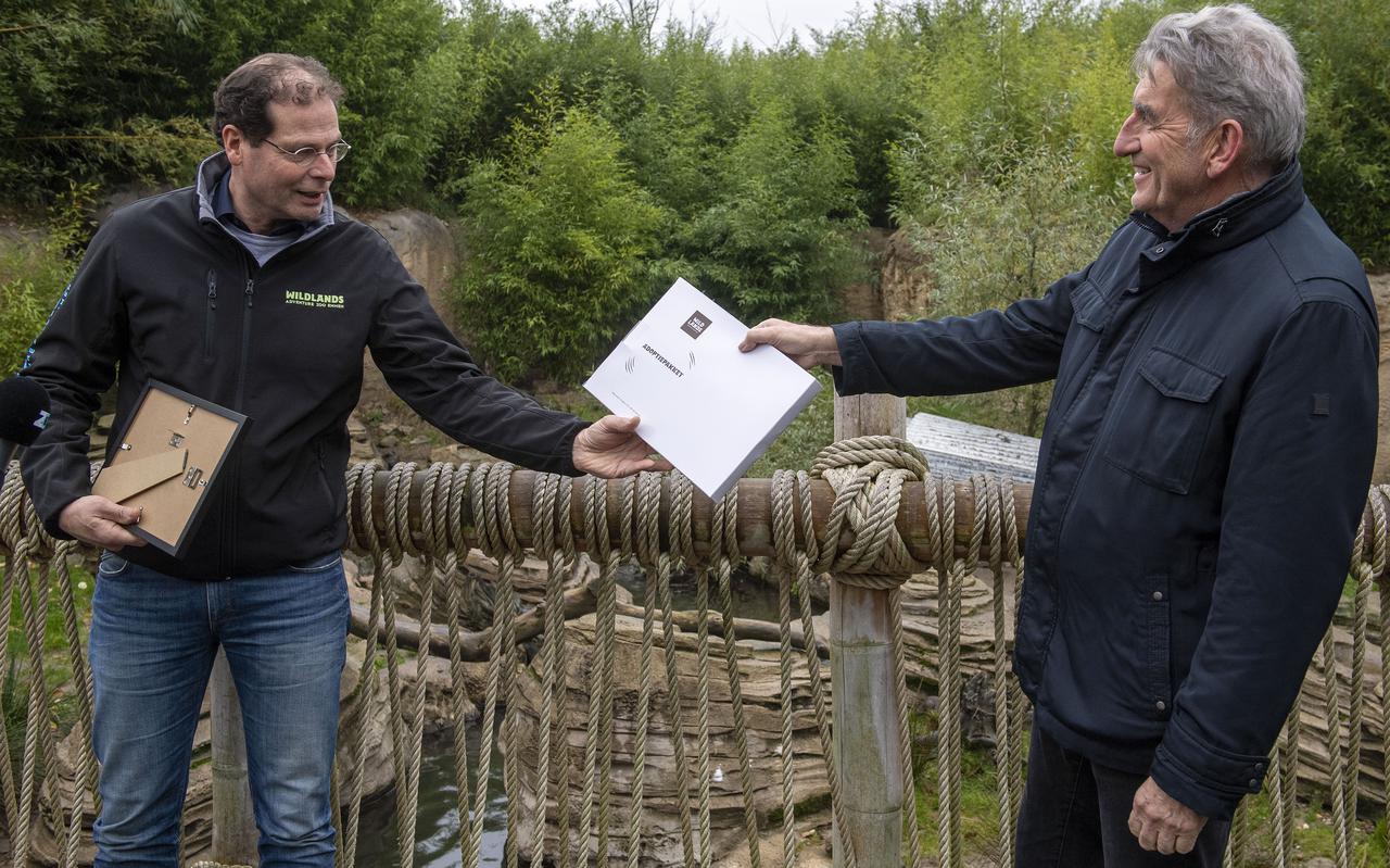 Wildlands-directeur Erik van Engelen (links) overhandigt wethouder Jisse Otter de 'adoptiepapieren' bij het otterverblijf.