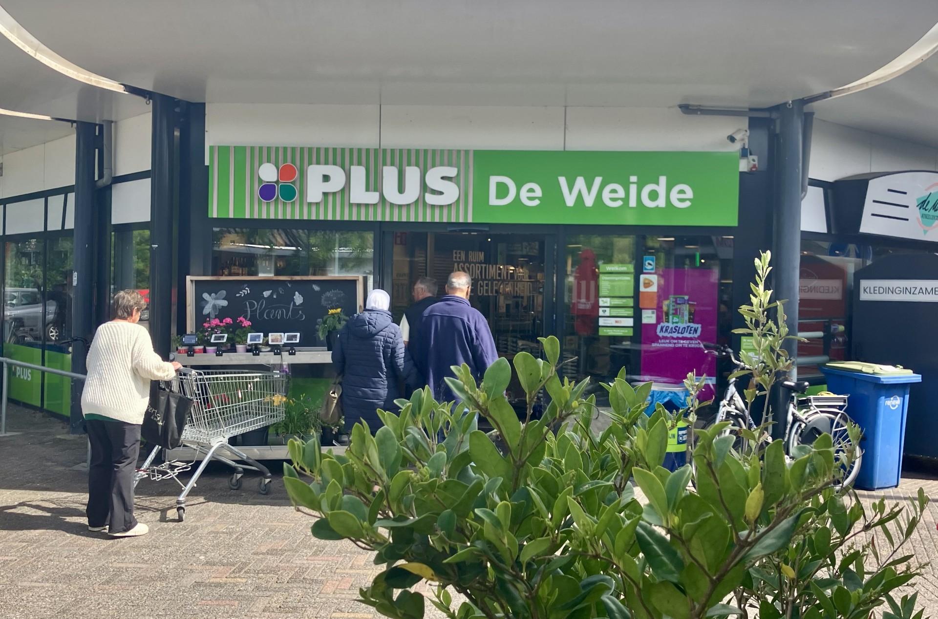 Plus-supermarkt in Hoogeveen gaat dicht. Grote drukte door koopjesjagers. ‘Dit scheelt tientjes in d