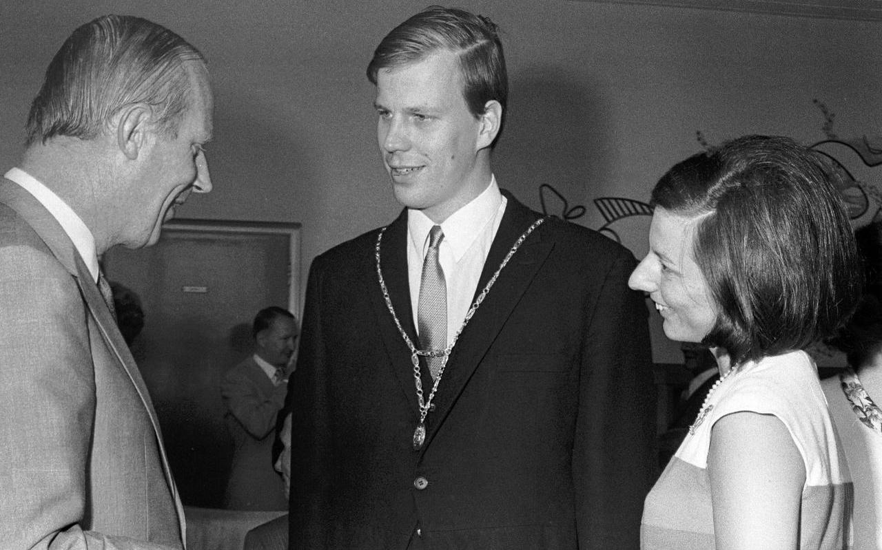 Roelf Hofstee Holtrop (links), die toen burgemeester van buurgemeente Coevorden was, tijdens de installatie van Ivo Opstelten in Dalen. Rechts Opsteltens vrouw Mariëtte Dutilh. Roelf Hofstee Holtrop (links), die toen burgemeester van buurgemeente Coevorden was, tijdens de installatie van Ivo Opstelten in Dalen. Rechts Opsteltens vrouw Mariëtte Dutilh.