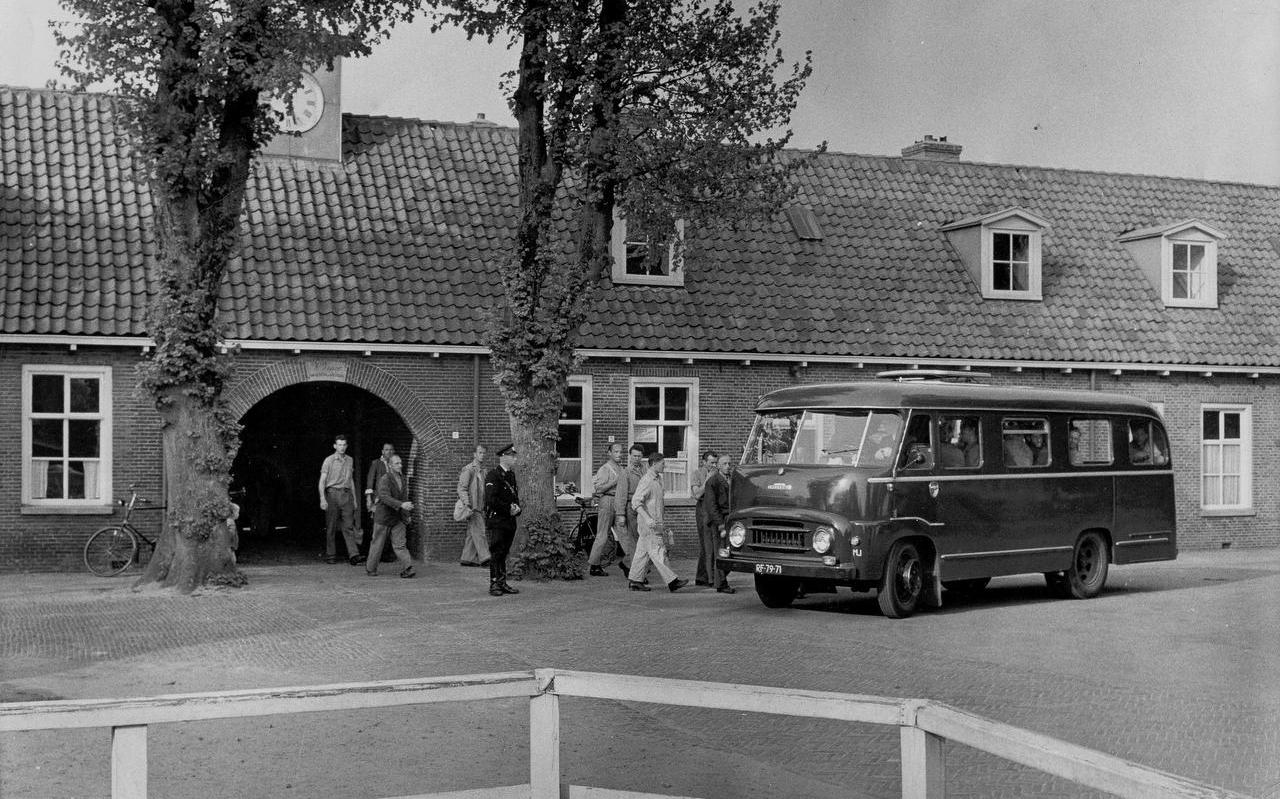 Gedetineerden uit Veenhuizen stappen in de gevangenenbus.