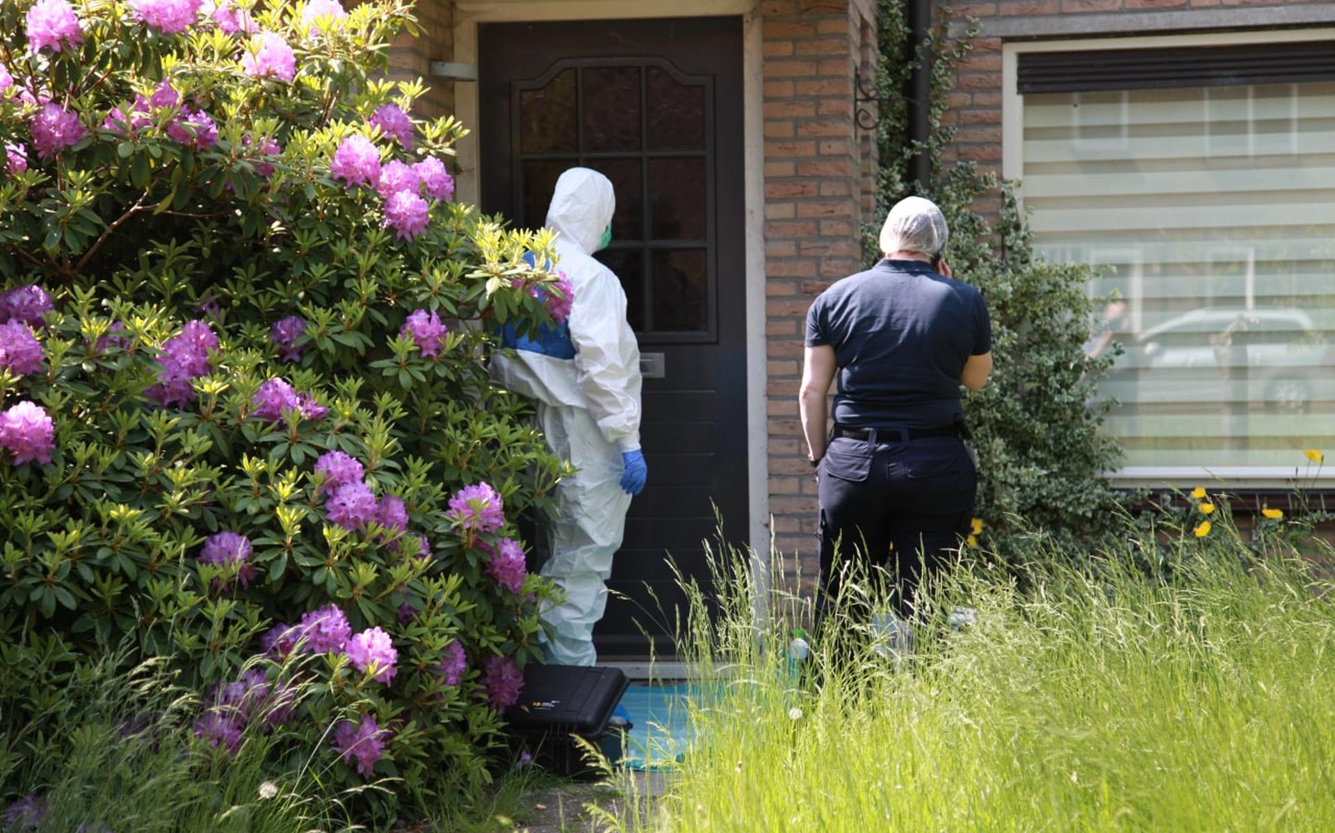 Politie doet uitgebreid onderzoek in en om de woning. Foto: Noordernieuws/ De Vries Media.