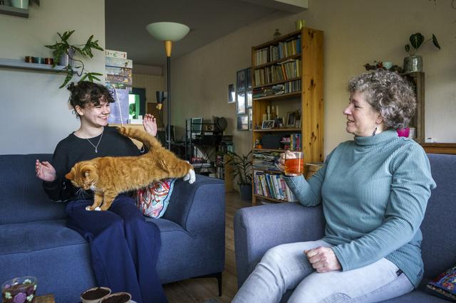 Annemieke (60) heeft een kamer over en verhuurt die aan Louise (18). 'Weer een beetje reuring in hui