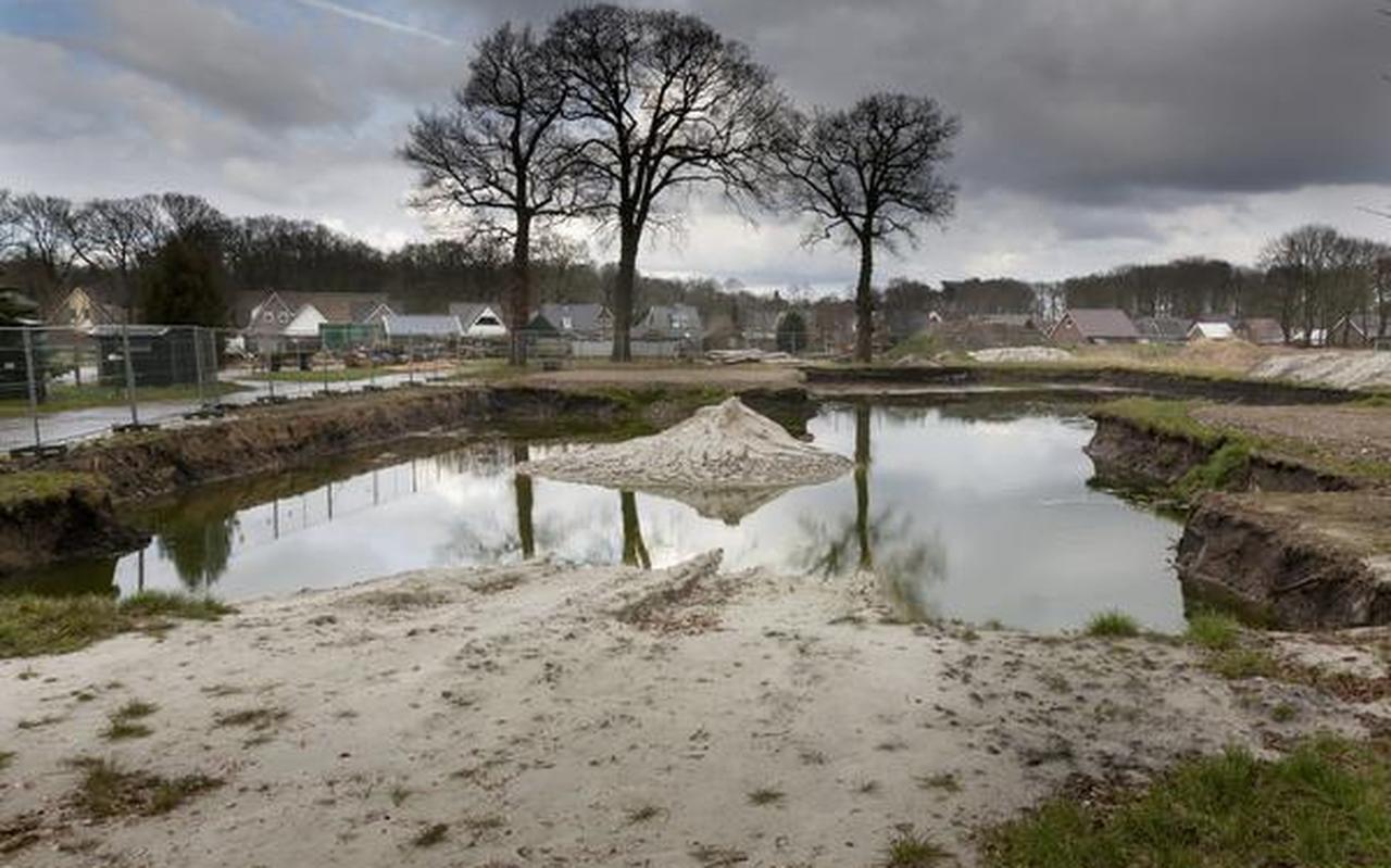 'De haven Westerbork', een met water volgelopen gat waar 48 zorgwoningen zouden worden gebouwd. FOTO GERRIT BOER