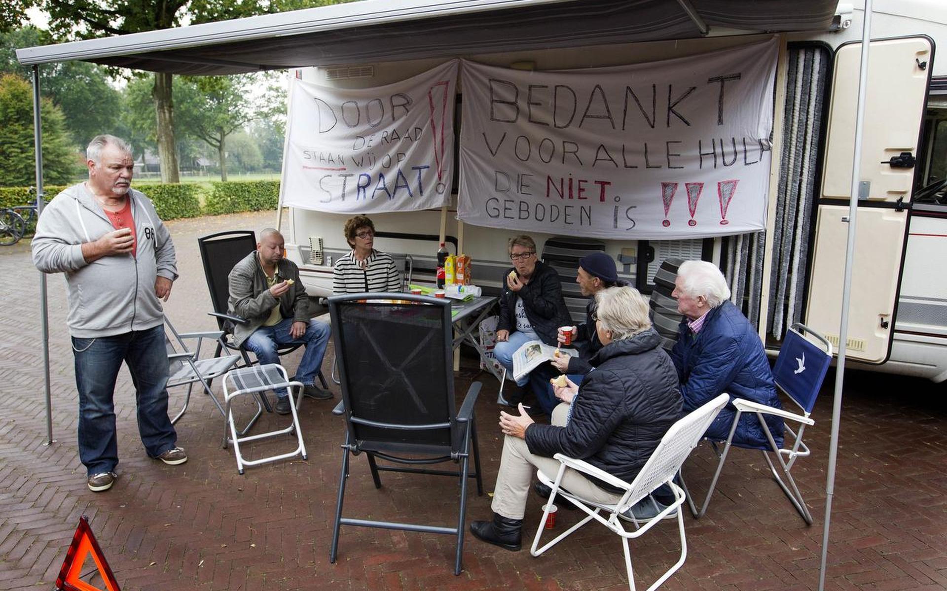 Bewoners Camping Anloo maken indruk op burgemeester Van Dijk