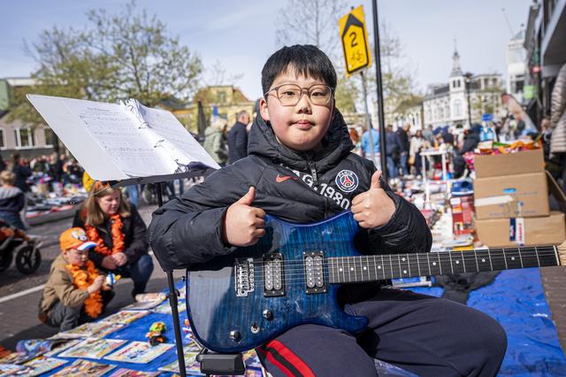 Afdingen in Assen. Yong-Jun (12): ‘Meneer wilde mijn gitaarversterker kopen voor één euro’