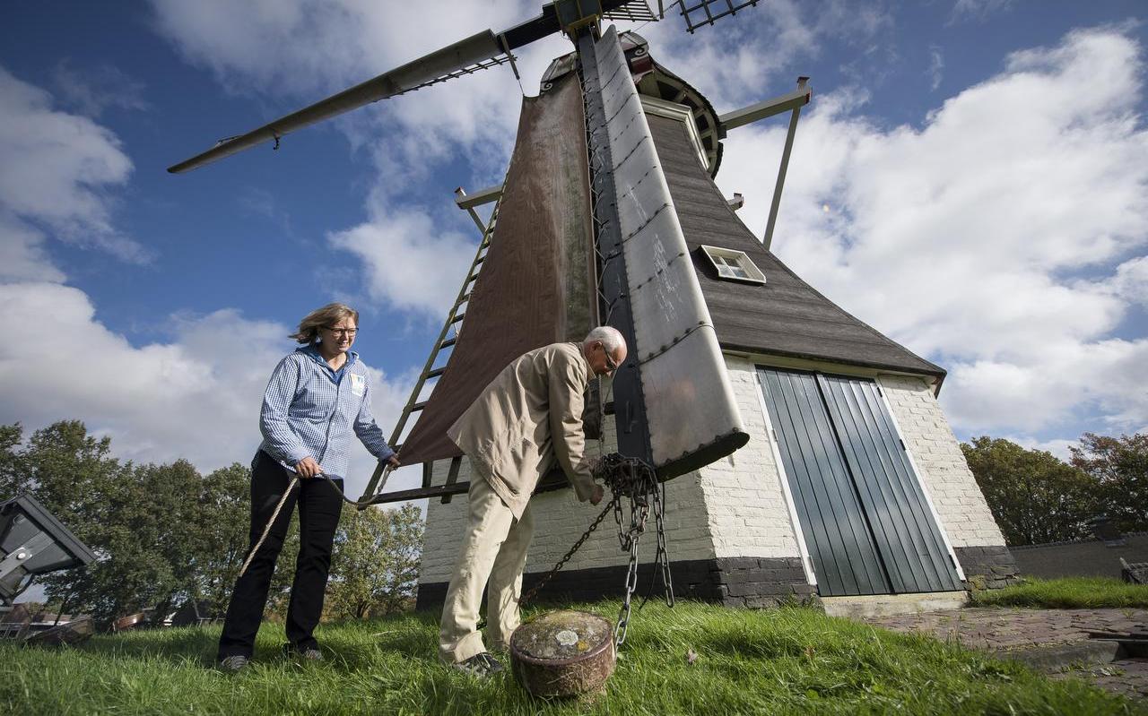 Petra Timmenga en Henk Wilms bij de molen zonder molenaar. Foto JASPAR MOULIJN Petra Timmenga en Henk Wilms bij de molen zonder molenaar. Foto JASPAR MOULIJN