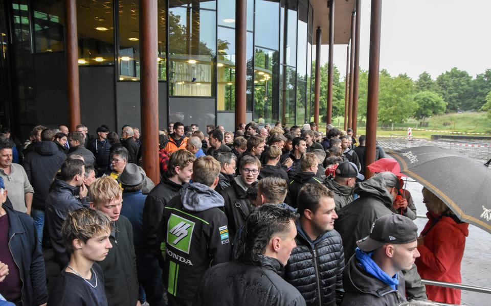 Boeren voor het gemeentehuis van Westerveld in Diever. Ze voelen zich getreiterd door actievoerders die te hoop lopen tegen het gebruik van gewasbeschermingsmiddelen. 