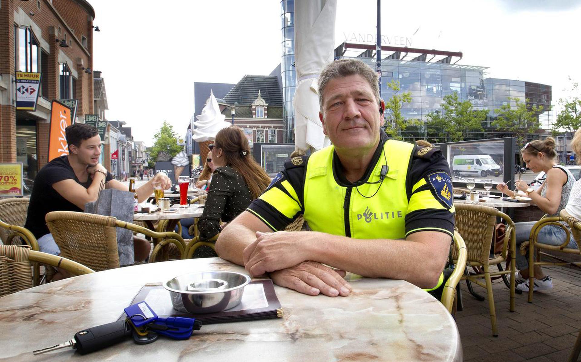 Wijkagent Henk Thijs op de locatie van zijn eerste ‘pop-up’ politiebureau: lunchcafé Plein 10 in Assen. FOTO HARRY TIELMAN