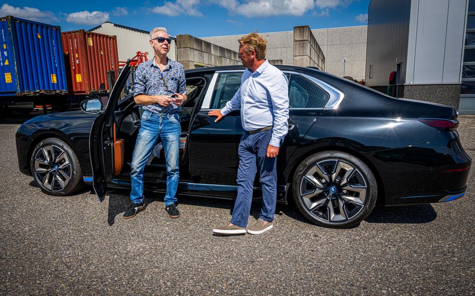 Verslaggever Jan Westera (links) samen met Eric Bakker bij een gloednieuwe BMW i7 uit de Fremantle Highway. Voor deze auto van 190.000 euro dreigt de sloop.
