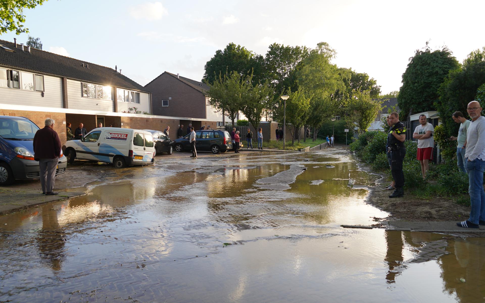 Flink wat wateroverlast in de Laan van Het Kwekebos in Emmen. Foto: Van Oost Media              