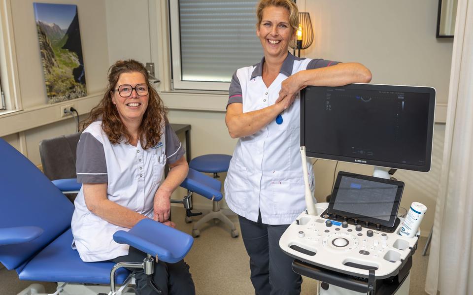 Verpleegkundigen Inge van der Veen (zittend) en Regina de Vries van fertiliteitskliniek Nij Clinics. 