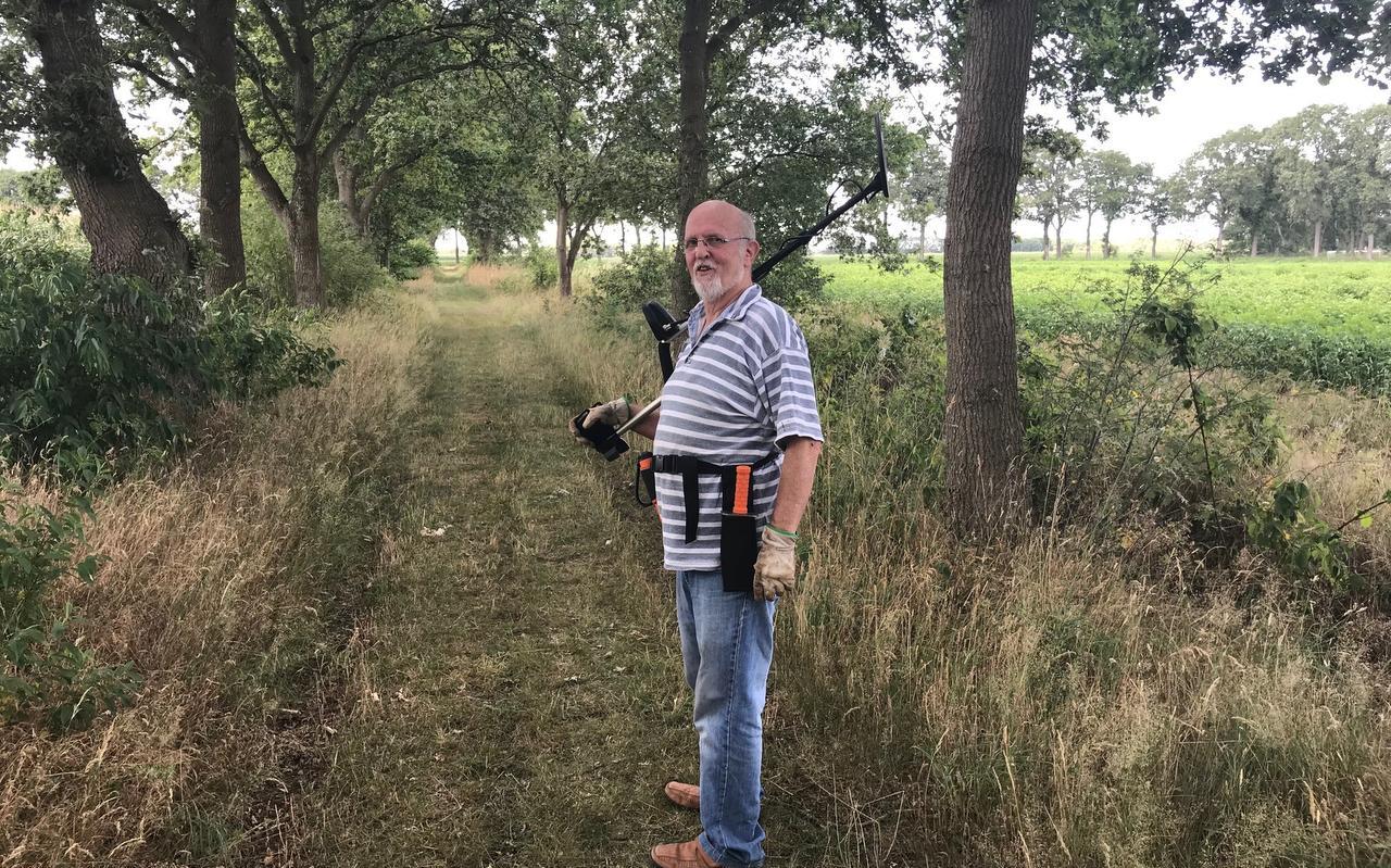 Jan Bremer speurt in de Drentse bossen naar verborgen schatten, zomer 2019. Foto: DvhN Jan Bremer speurt in de Drentse bossen naar verborgen schatten, zomer 2019. Foto: DvhN
