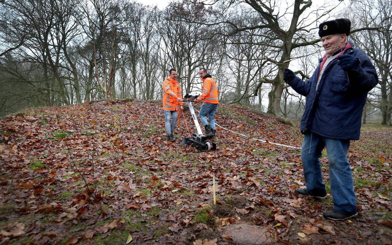 Lammert Hingstman (rechts) met zijn wichelroede bij de plek waar hij meent het 53ste hunebed te hebben ontdekt. Sander Kremer (links) en Bart Hamstra doen onderzoek met de grondradar. 