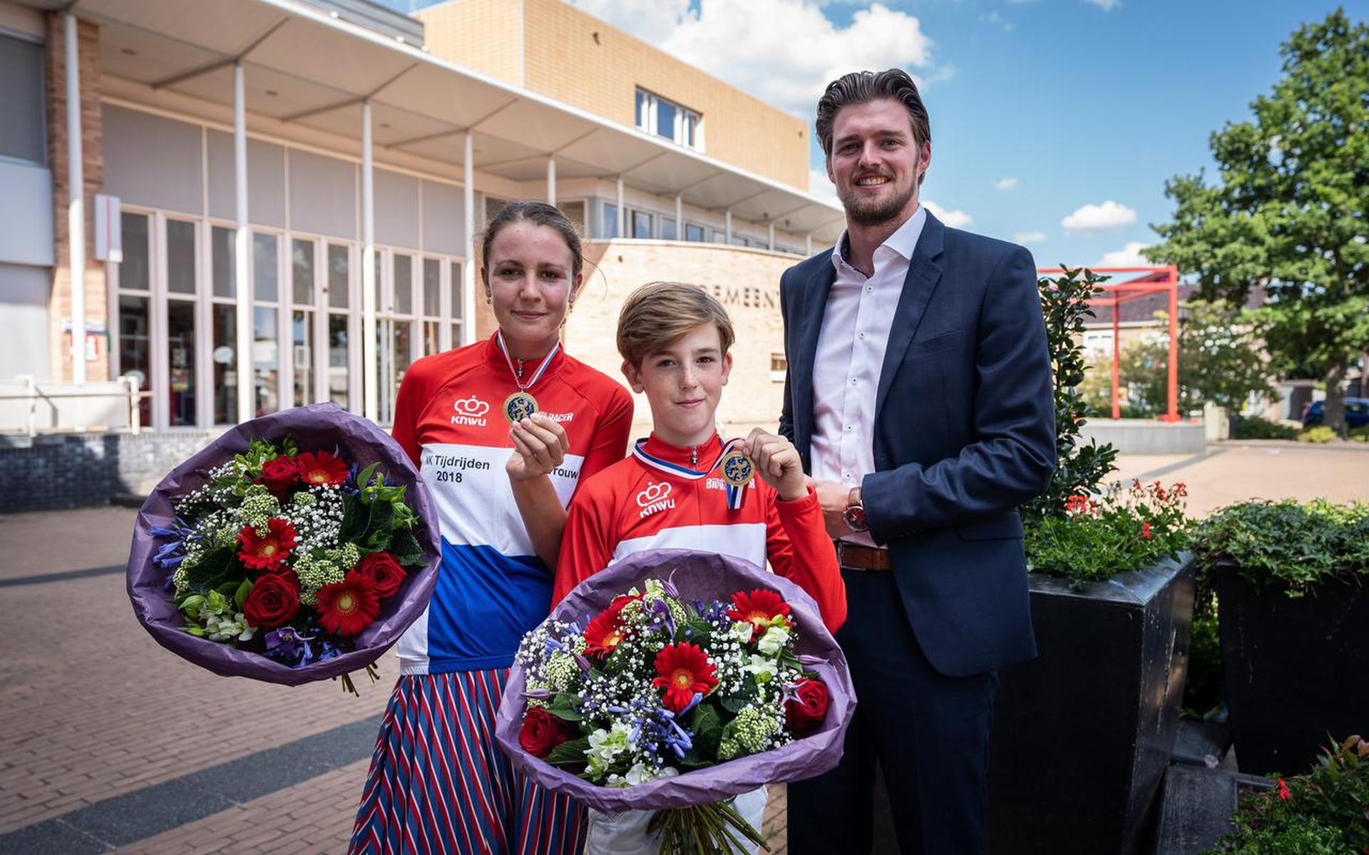 Fleur en Ruud Junior met sportwethouder Erjen Derks. FOTO JASPAR MOULIJN