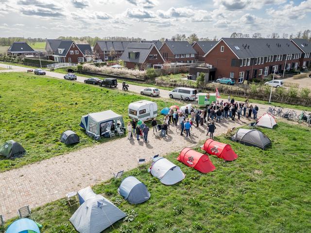 Protestactie tegen vertraging bouw starterswoningen in Nijeveen wordt feestje. 'Omwonende heeft bezw