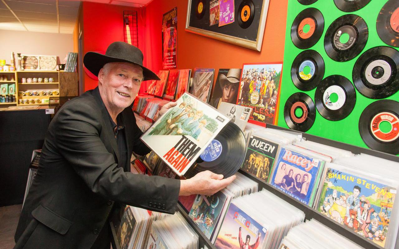 Bart Kiers verkoopt alleen maar vinylplaten in zijn winkel in Ruinen. ,,Alleen al dat geluid als de naald in de groef daalt.’’ Foto: Gerrit Boer