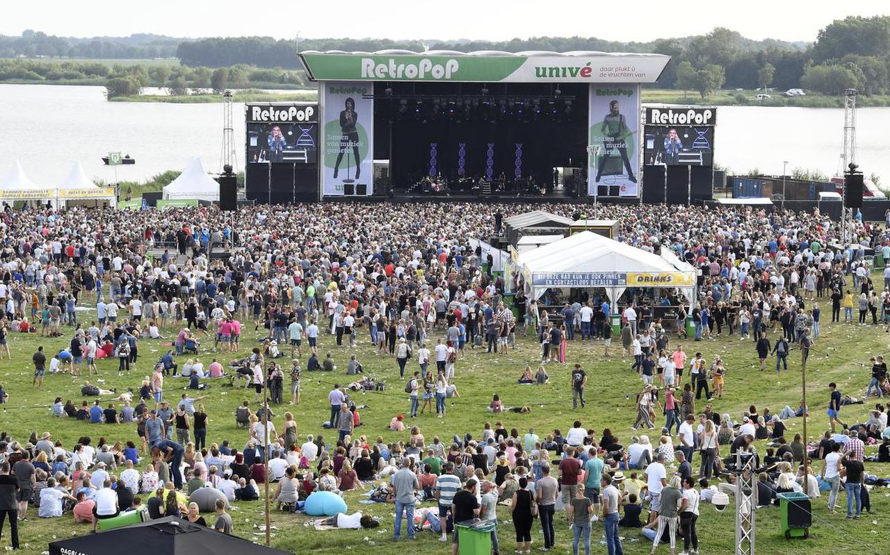 Met 'Hello Festival' schudt Retropop de beperkingen van zich af - Dagblad  van het Noorden