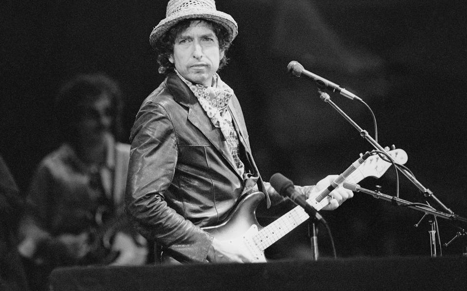 Bob Dylan tijdens een optreden in Basel, in juni 1984. 